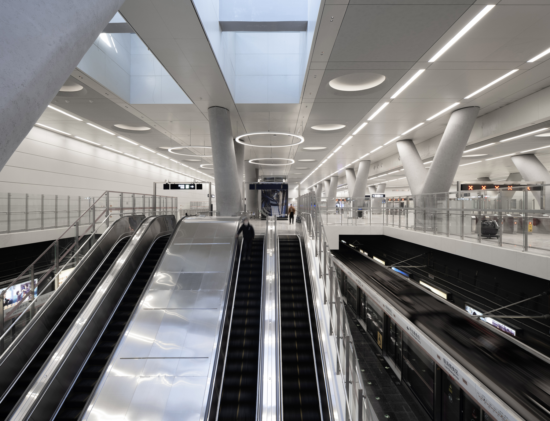 项目照片06-站厅层可俯瞰地铁进出站（存在建筑摄影）.jpg